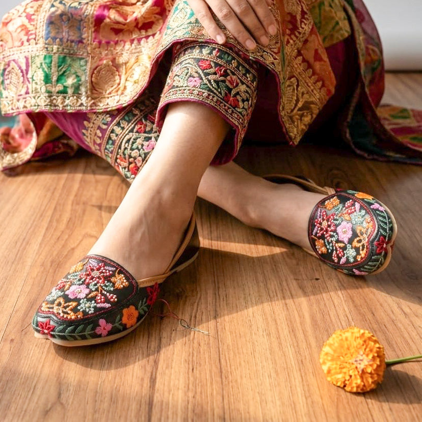 Embroidered Black Jutti