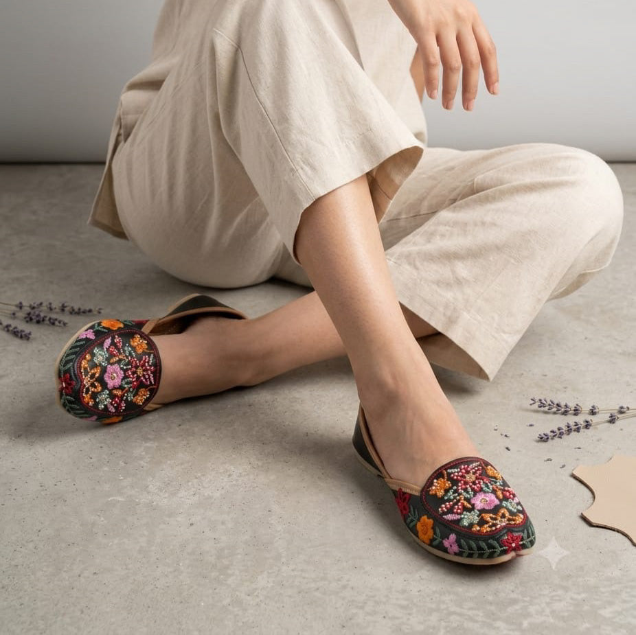 Embroidered Black Jutti